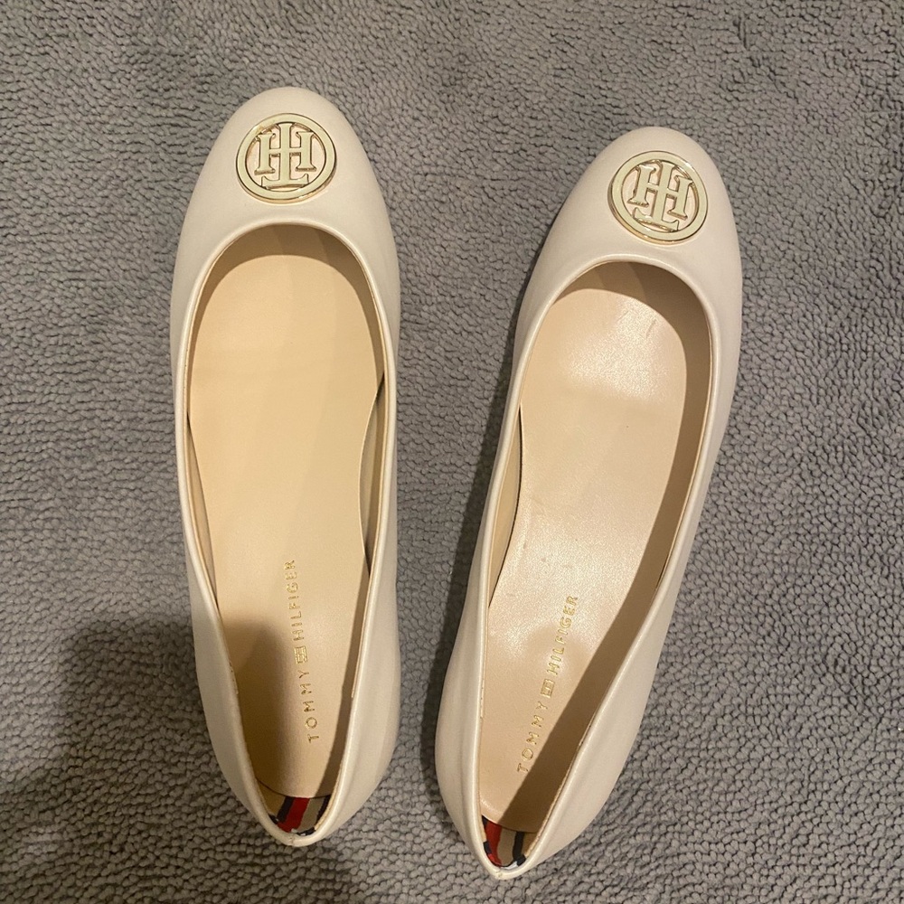 Tommy Hilfiger 11M Ganimay Classic Ballet Flats shoe cream ivory logo medallion
